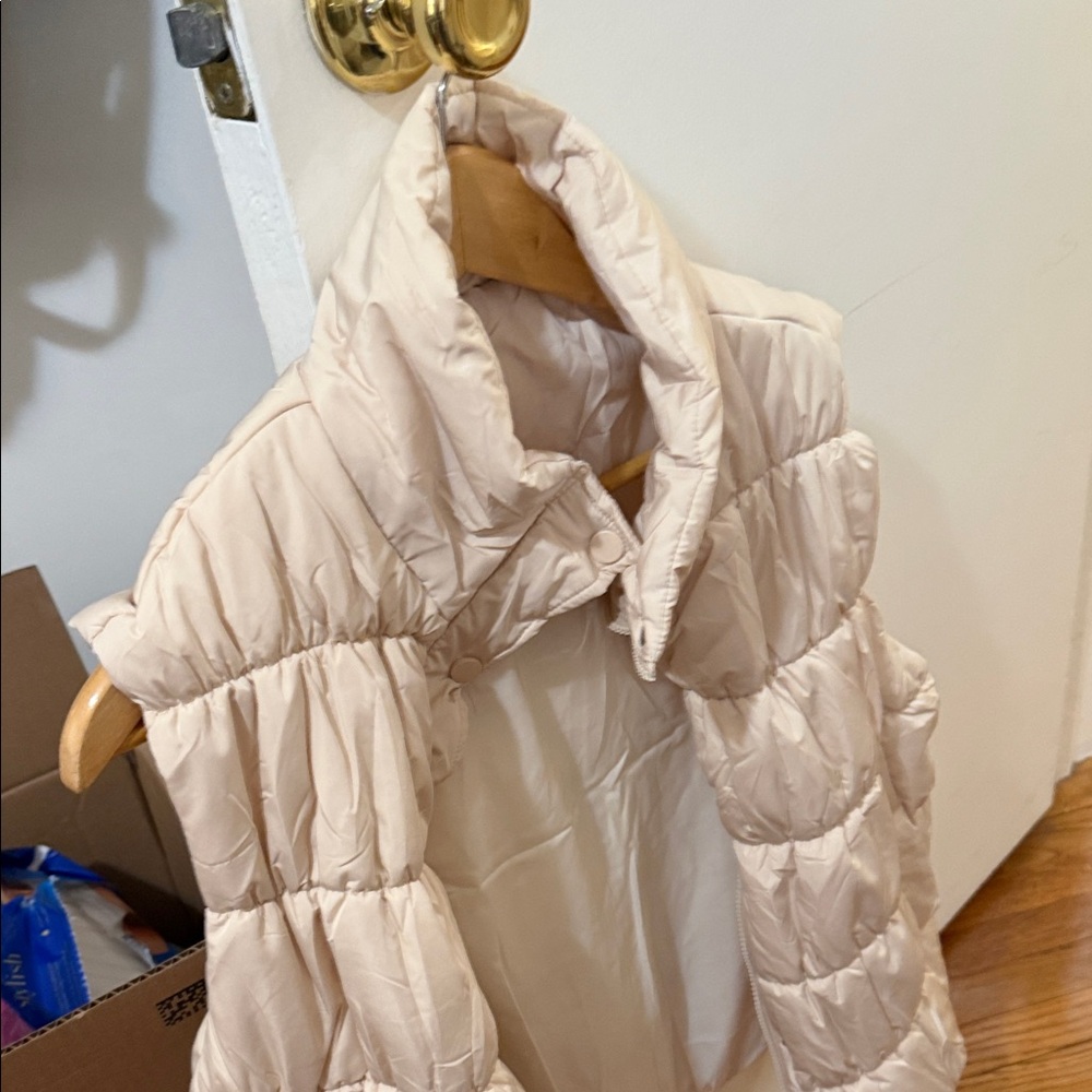 Elegant Cream Puffer Vest for Women - Picture 2 of 2